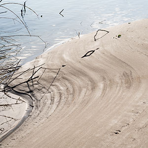 sable en premier plan avec eau du Rhône de Chautagne en second plan